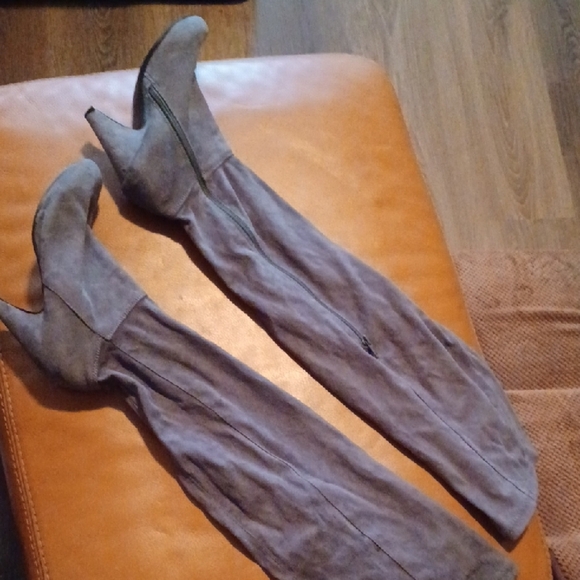 💙🌺Gray Suede Over The Knee Boots - Picture 2 of 14